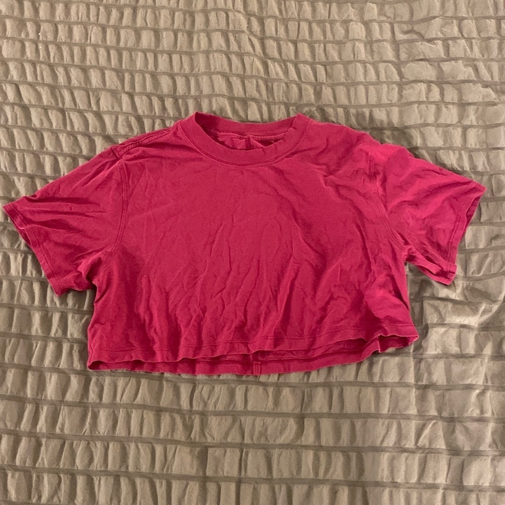 Lululemon crop top in raspberry, sz 4 🌺